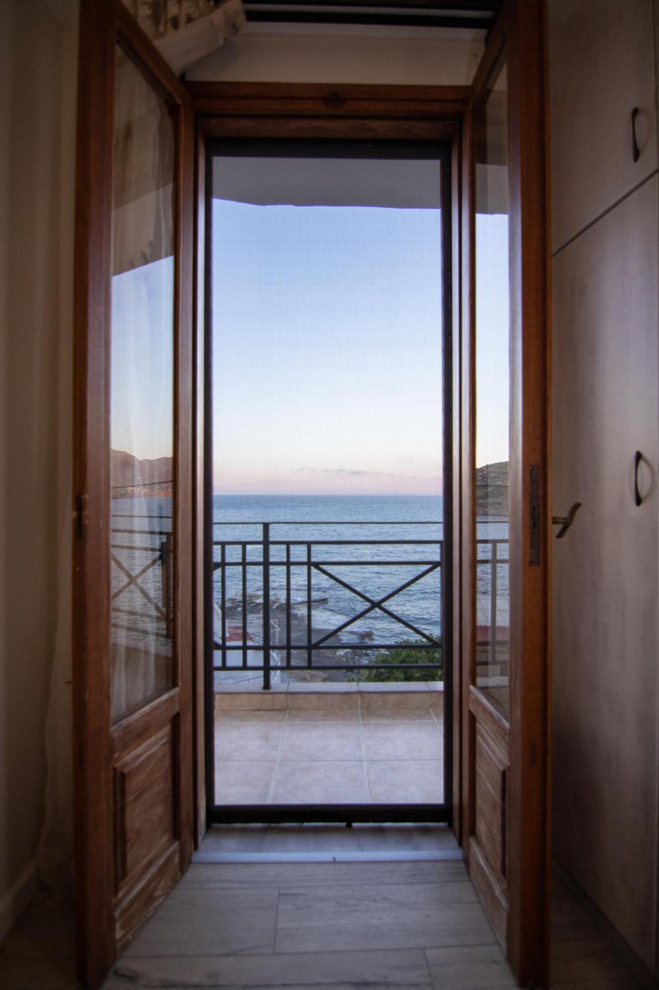 The Island House - Family Size Apt - Overlooking The Aegean - 3 Steps From The Beach Mochlos Dış mekan fotoğraf